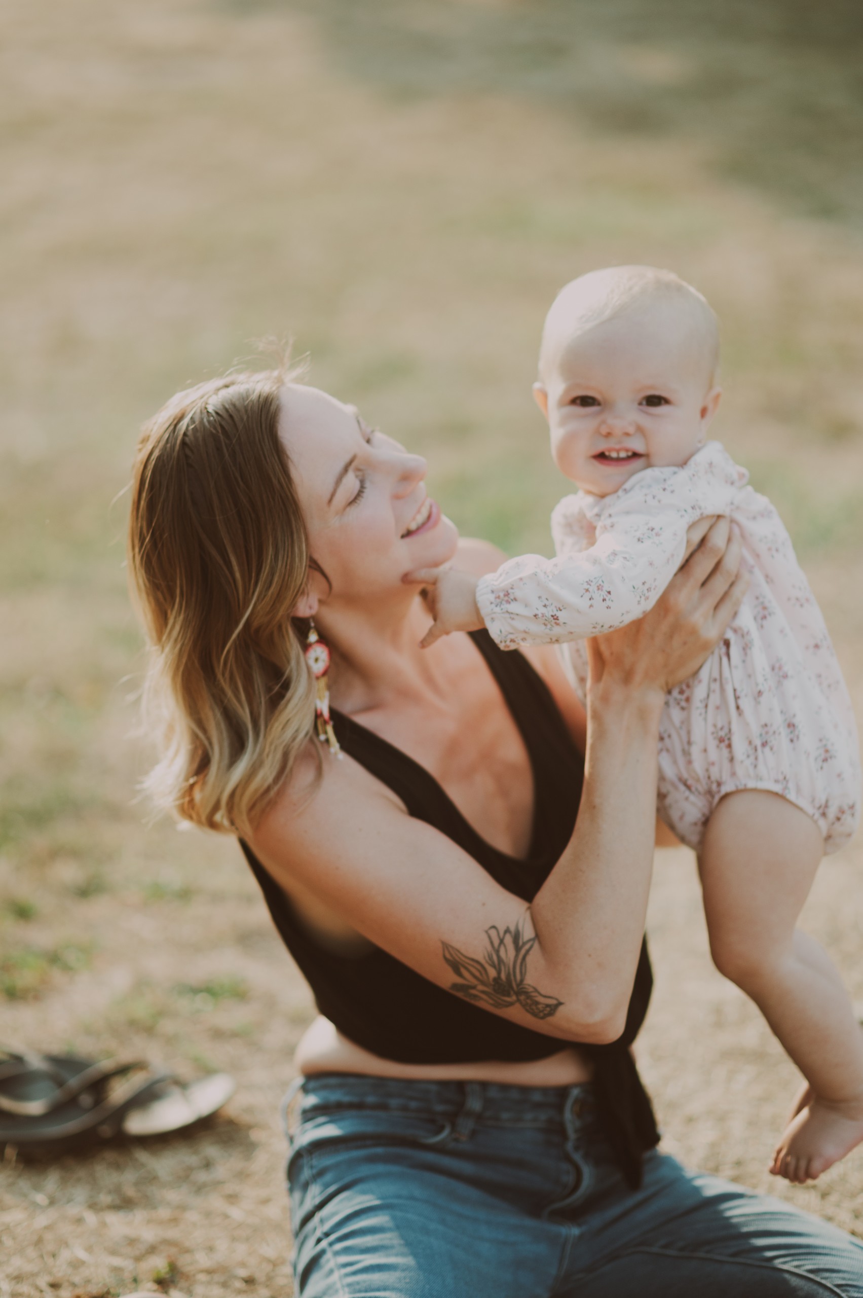 Mère soulevant bébé