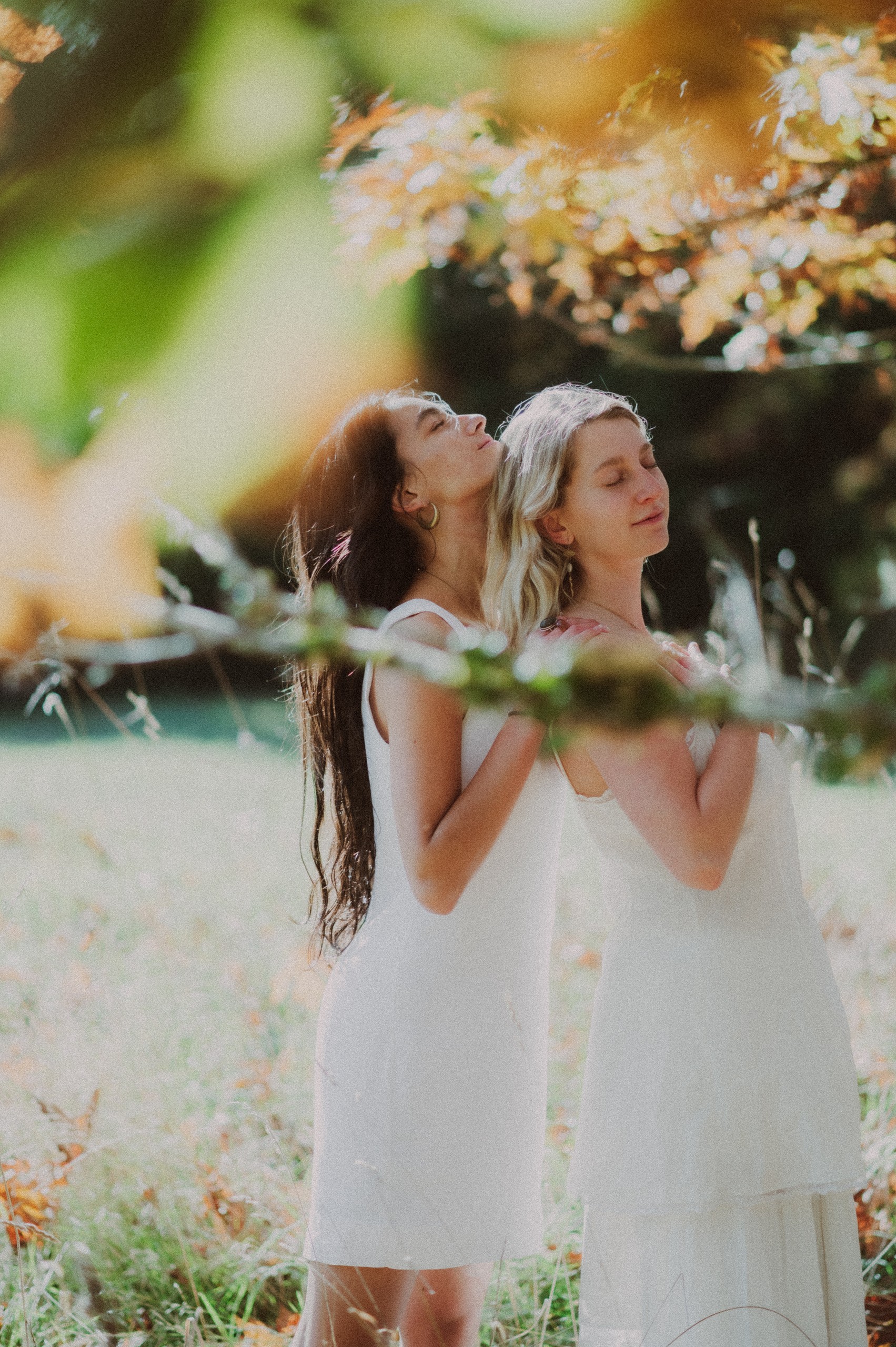 Deux personnes en blanc dans le bosquet