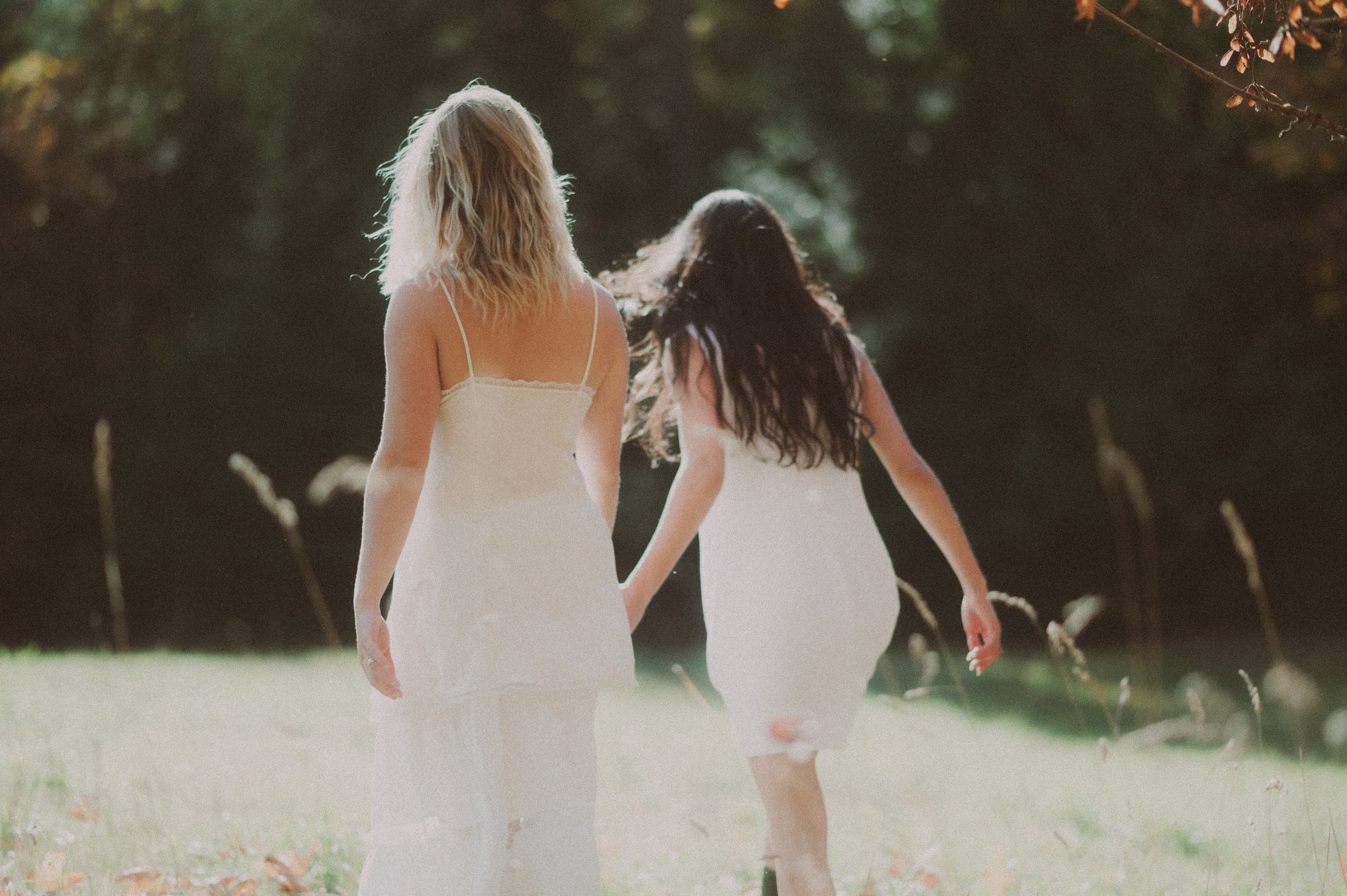 Deux silhouettes marchant ensemble