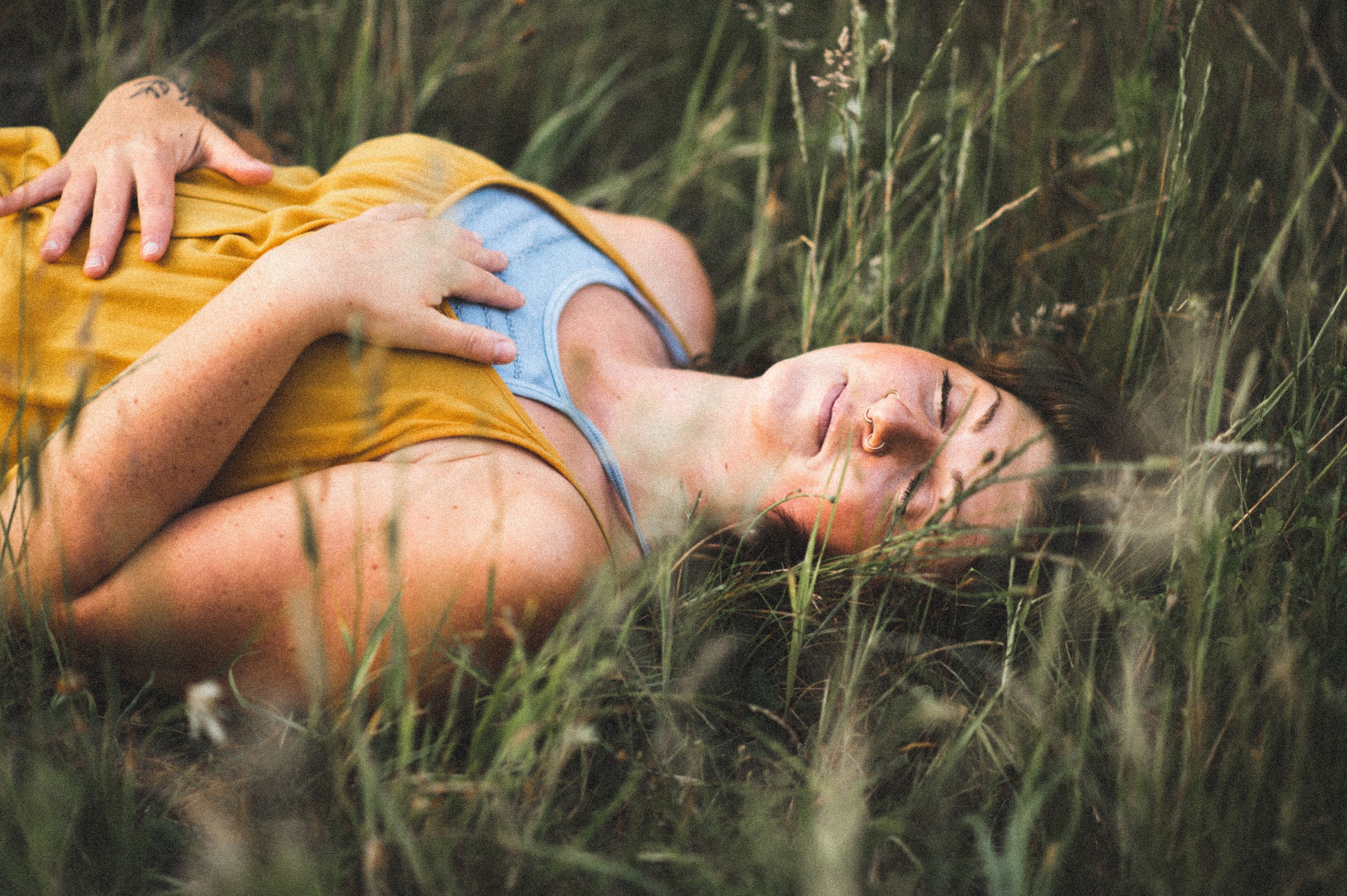 Repos dans l'herbe dorée