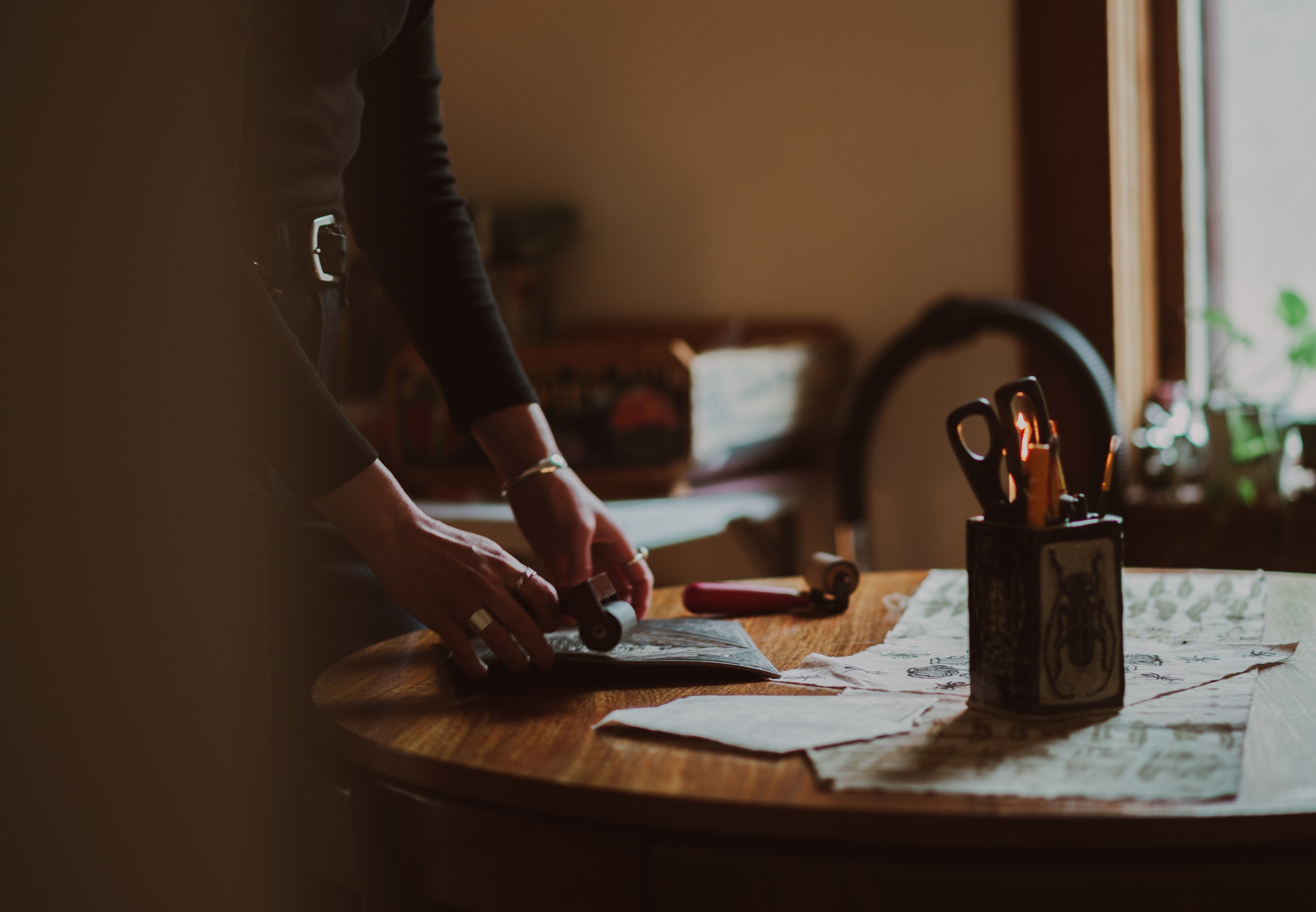 Mains sur le bloc d'impression